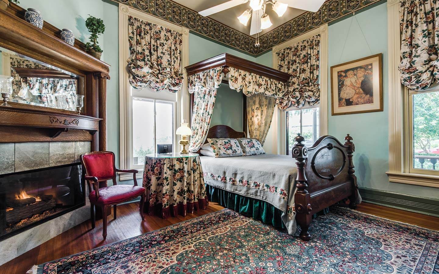 Jackson House room with fireplace and view of the street